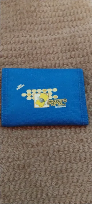 Cartera azul y blanca con parche