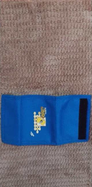 Cartera azul y blanca con parche