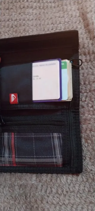 Cartera azul y blanca con parche