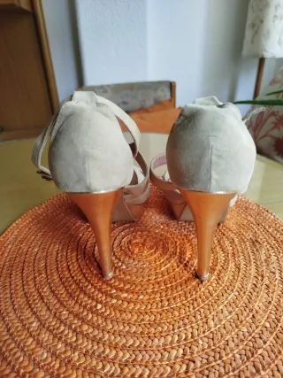 Sandalias ante beige y dorado talla 41