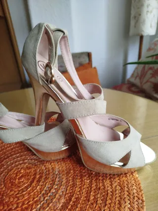 Sandalias ante beige y dorado talla 41