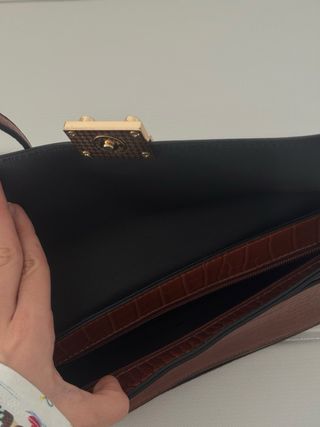 Bolso marrón sintético con cierre dorado