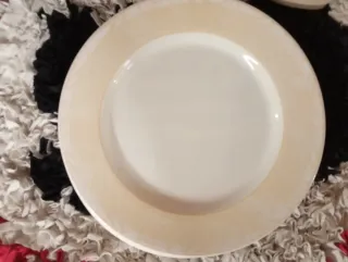 Servizio piatti in porcellana beige e bianco