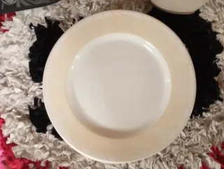 Servizio piatti in porcellana beige e bianco