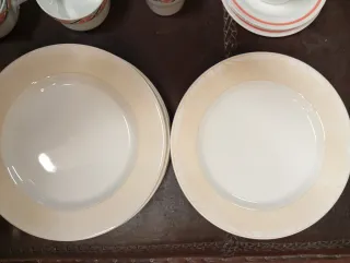 Servizio piatti in porcellana beige e bianco