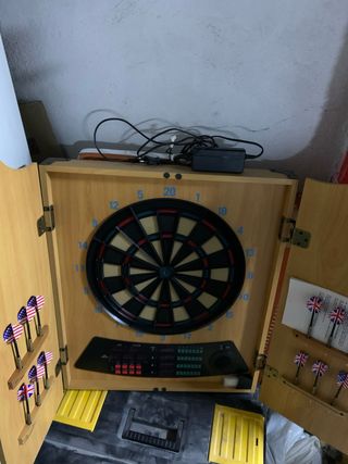 Diana electrónica con dardos