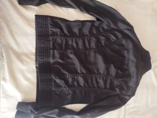 Chaqueta negra acolchada con cremallera