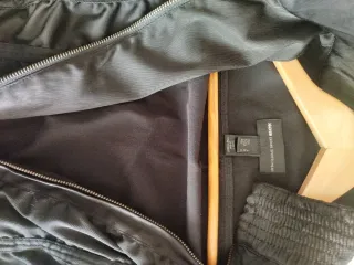 Chaqueta negra acolchada con cremallera