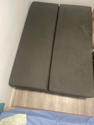 Sofá cama gris de tela