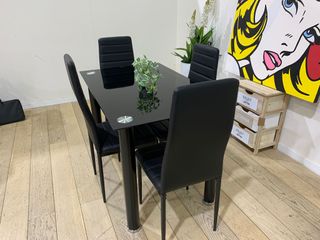 Comedor Cristal D-18 + 4 Sillas Negras