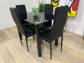 Comedor Cristal D-18 + 4 Sillas Negras
