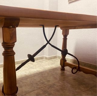 Mesa de comedor de madera y hierro