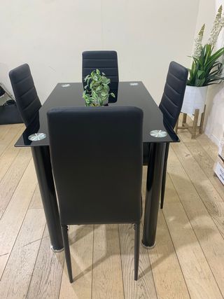 Mesa cristal y 4 sillas comedor negras