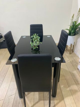 Mesa cristal y 4 sillas comedor negras