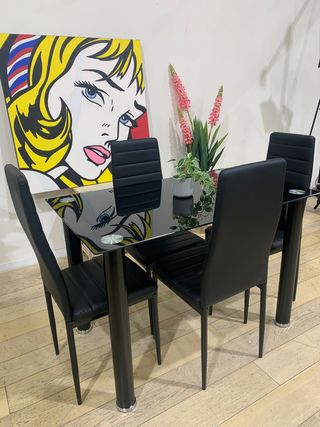 Mesa cristal y 4 sillas comedor negras