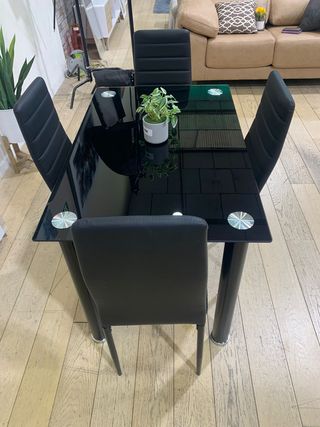 Mesa cristal y 4 sillas comedor negras
