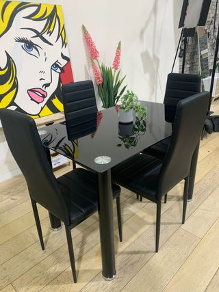 Mesa cristal y 4 sillas comedor negras