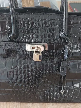 Bolso negro efecto piel cocodrilo