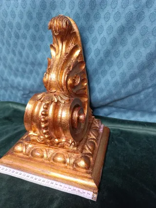 Ménsula o repisa de madera dorada