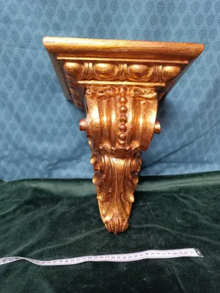 Ménsula o repisa de madera dorada