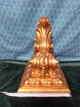 Ménsula o repisa de madera dorada