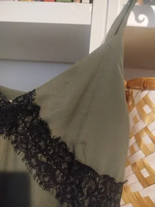 Vestido lencero verde con encaje negro