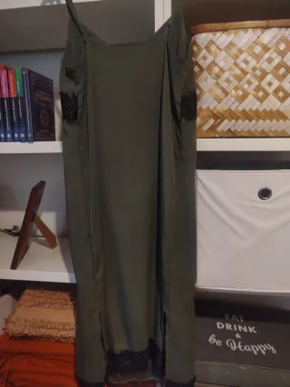 Vestido lencero verde con encaje negro