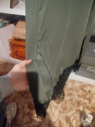 Vestido lencero verde con encaje negro