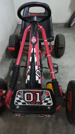 Coche de pedales rojo y negro