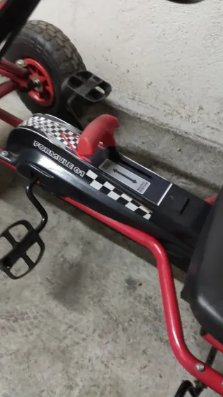 Coche de pedales rojo y negro