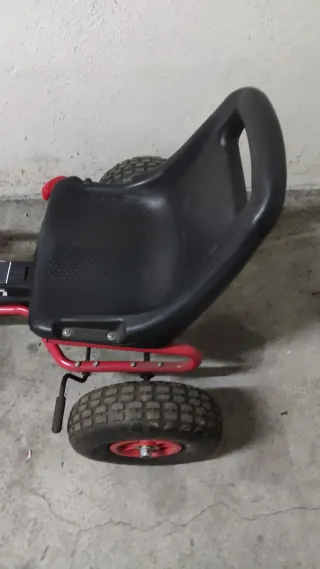 Coche de pedales rojo y negro