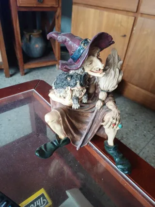 Figura Bruja con Gato y Escoba