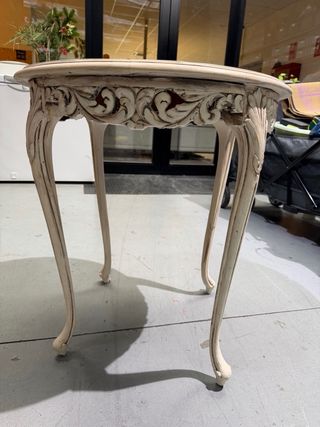 Mesa auxiliar de madera beige.