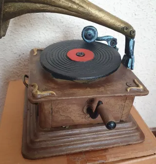 Gramófono antiguo decorativo