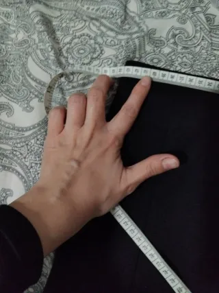 Falda tubo básica negra hasta rodilla