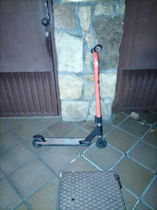 Patinete rojo y negro