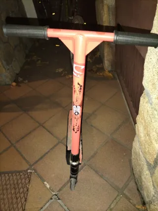 Patinete rojo y negro