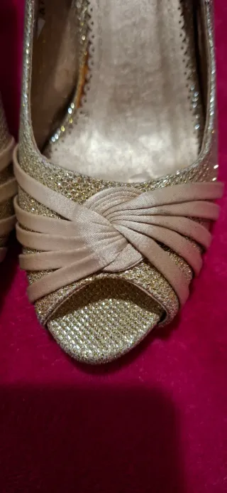 Zapatos dorados de tacón talla 36