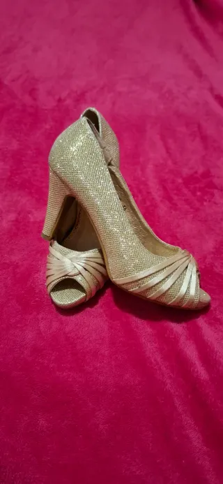 Zapatos dorados de tacón talla 36