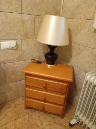 Mesita de noche de pino