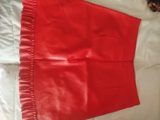 Falda roja con volantes