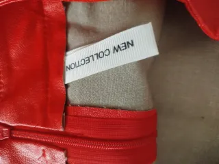 Falda roja con volantes