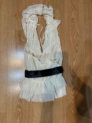 Mono blanco con lazo negro