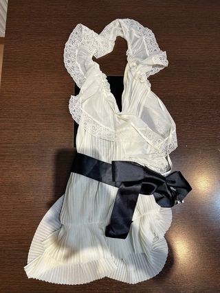 Mono blanco con lazo negro