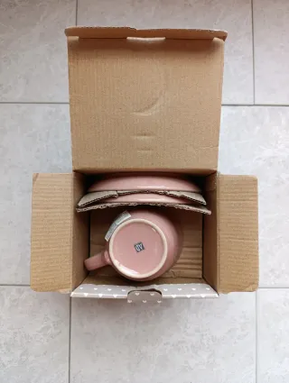 Set composto da due tazze in ceramica e piattini