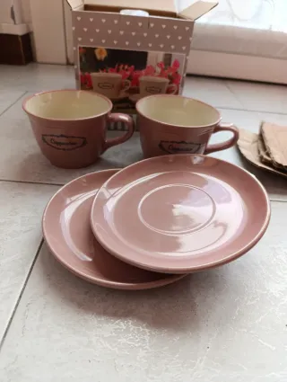 Set composto da due tazze in ceramica e piattini