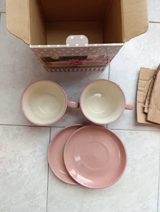 Set composto da due tazze in ceramica e piattini