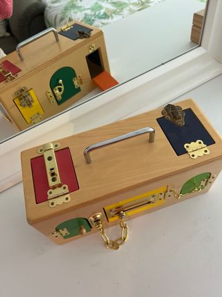 Caja de actividades para niños con cierres.