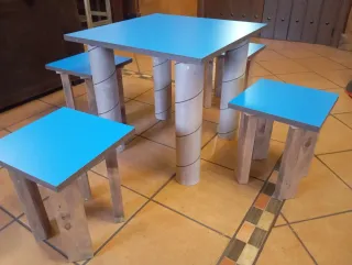 Mesa y 4 sillas infantiles