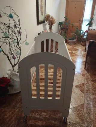 Cuna de madera blanca con estrellas y nube